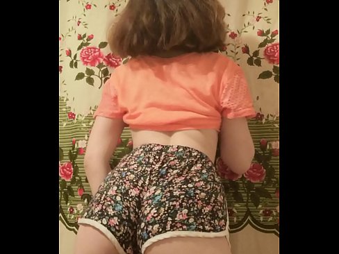 ❤️ Dhallaan yar oo sexy ah oo iska siibaysa surwaalka gaaban ee kamarada ❤ Galmada dabada