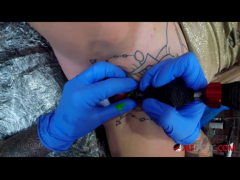 ❤️ Sully Savage oo aad u tattooed ayaa Kintirkeeda ku sawirtay tattoo ❤ Galmada dabada